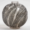 Vase « Palmes » verre blanc émaillé noir de René LALIQUE | Biron Vase "Palmes" verre blanc émaillé noir de René LALIQUE