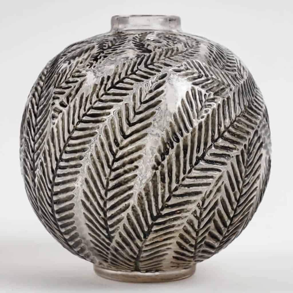 Vase « Palmes » verre blanc émaillé noir de René LALIQUE | Biron Vase "Palmes" verre blanc émaillé noir de René LALIQUE