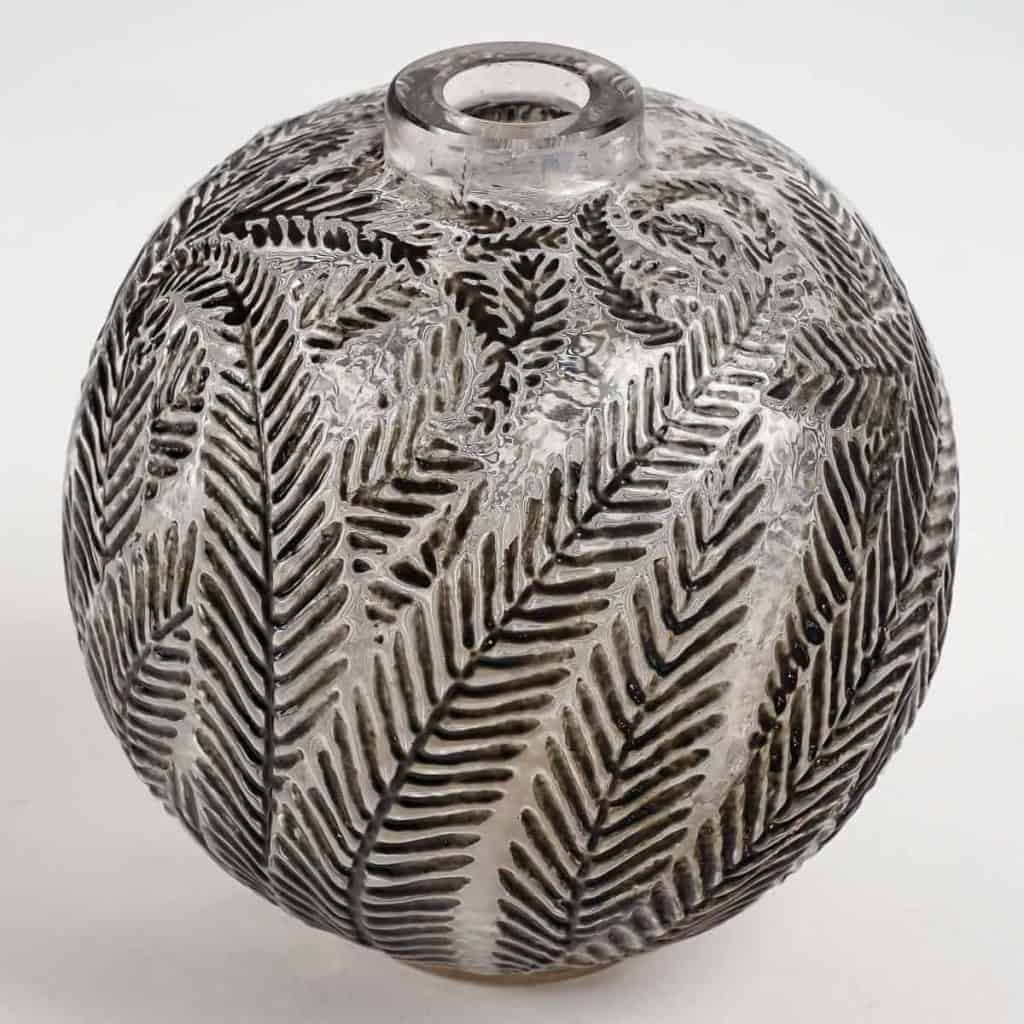 Vase « Palmes » verre blanc émaillé noir de René LALIQUE | Biron Vase "Palmes" verre blanc émaillé noir de René LALIQUE