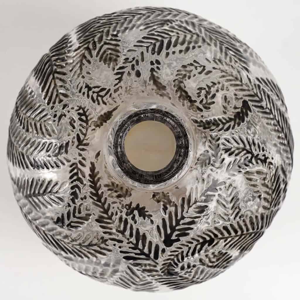 Vase « Palmes » verre blanc émaillé noir de René LALIQUE | Biron Vase "Palmes" verre blanc émaillé noir de René LALIQUE