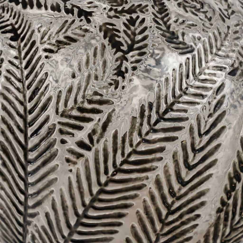 Vase « Palmes » verre blanc émaillé noir de René LALIQUE | Biron Vase "Palmes" verre blanc émaillé noir de René LALIQUE