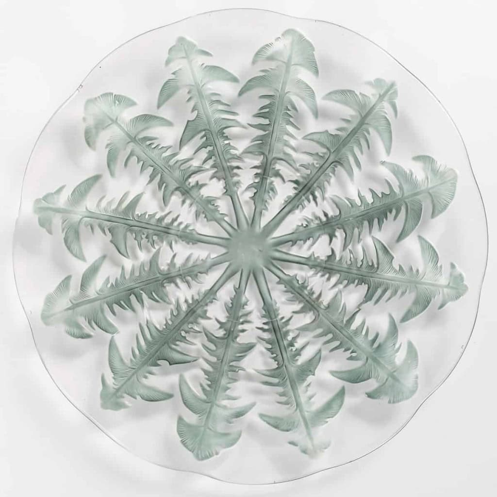 Assiette Plat « Pissenlit » verre blanc patiné bleu de René LALIQUE | Biron Assiette Plat "Pissenlit" verre blanc patiné bleu de René LALIQUE