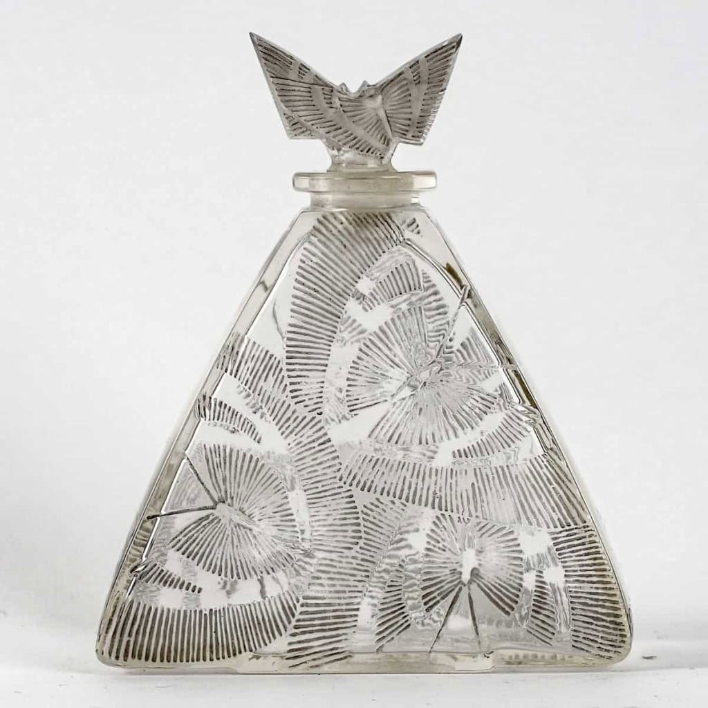 Flacon « D’Où Vient-Il » verre blanc patiné gris de René LALIQUE pour Vigny | Biron Flacon "D'Où Vient-Il" verre blanc patiné gris de René LALIQUE pour Vigny