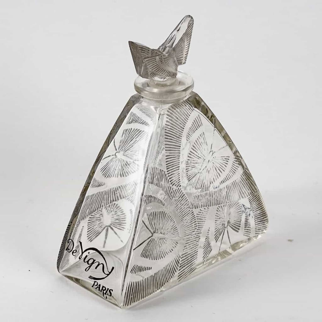 Flacon « D’Où Vient-Il » verre blanc patiné gris de René LALIQUE pour Vigny | Biron Flacon "D'Où Vient-Il" verre blanc patiné gris de René LALIQUE pour Vigny