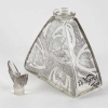 Flacon « D’Où Vient-Il » verre blanc patiné gris de René LALIQUE pour Vigny | Biron Flacon "D'Où Vient-Il" verre blanc patiné gris de René LALIQUE pour Vigny