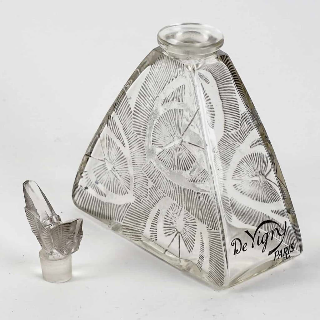 Flacon « D’Où Vient-Il » verre blanc patiné gris de René LALIQUE pour Vigny | Biron Flacon "D'Où Vient-Il" verre blanc patiné gris de René LALIQUE pour Vigny