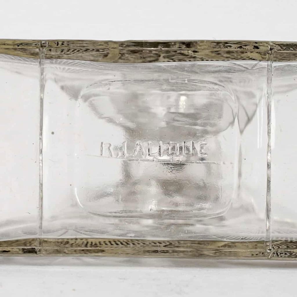 Flacon « D’Où Vient-Il » verre blanc patiné gris de René LALIQUE pour Vigny | Biron Flacon "D'Où Vient-Il" verre blanc patiné gris de René LALIQUE pour Vigny
