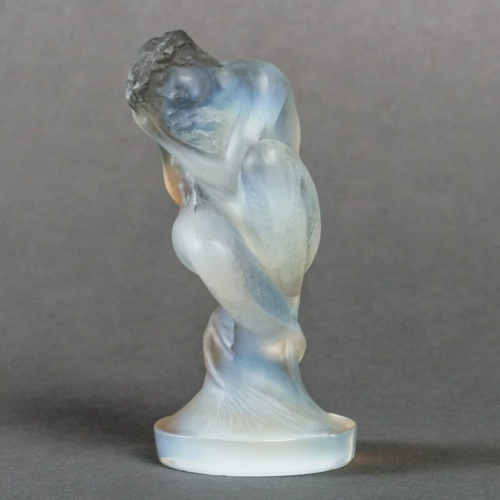 Mascotte Automobile Statuette « Sirène » verre opalescent patiné gris de René LALIQUE | Biron ||||||