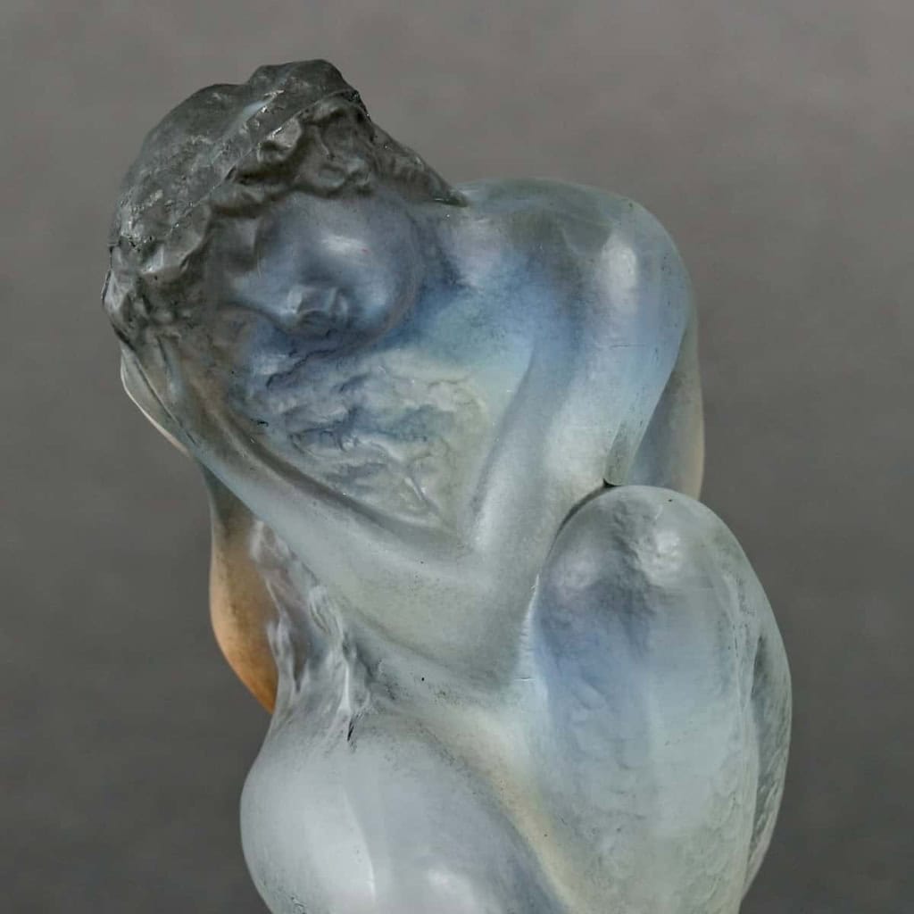 Mascotte Automobile Statuette « Sirène » verre opalescent patiné gris de René LALIQUE | Biron Mascotte Automobile Statuette "Sirène" verre opalescent patiné gris de René LALIQUE