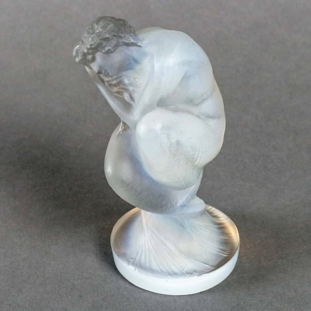 Mascotte Automobile Statuette « Sirène » verre opalescent patiné gris de René LALIQUE | Biron Mascotte Automobile Statuette "Sirène" verre opalescent patiné gris de René LALIQUE
