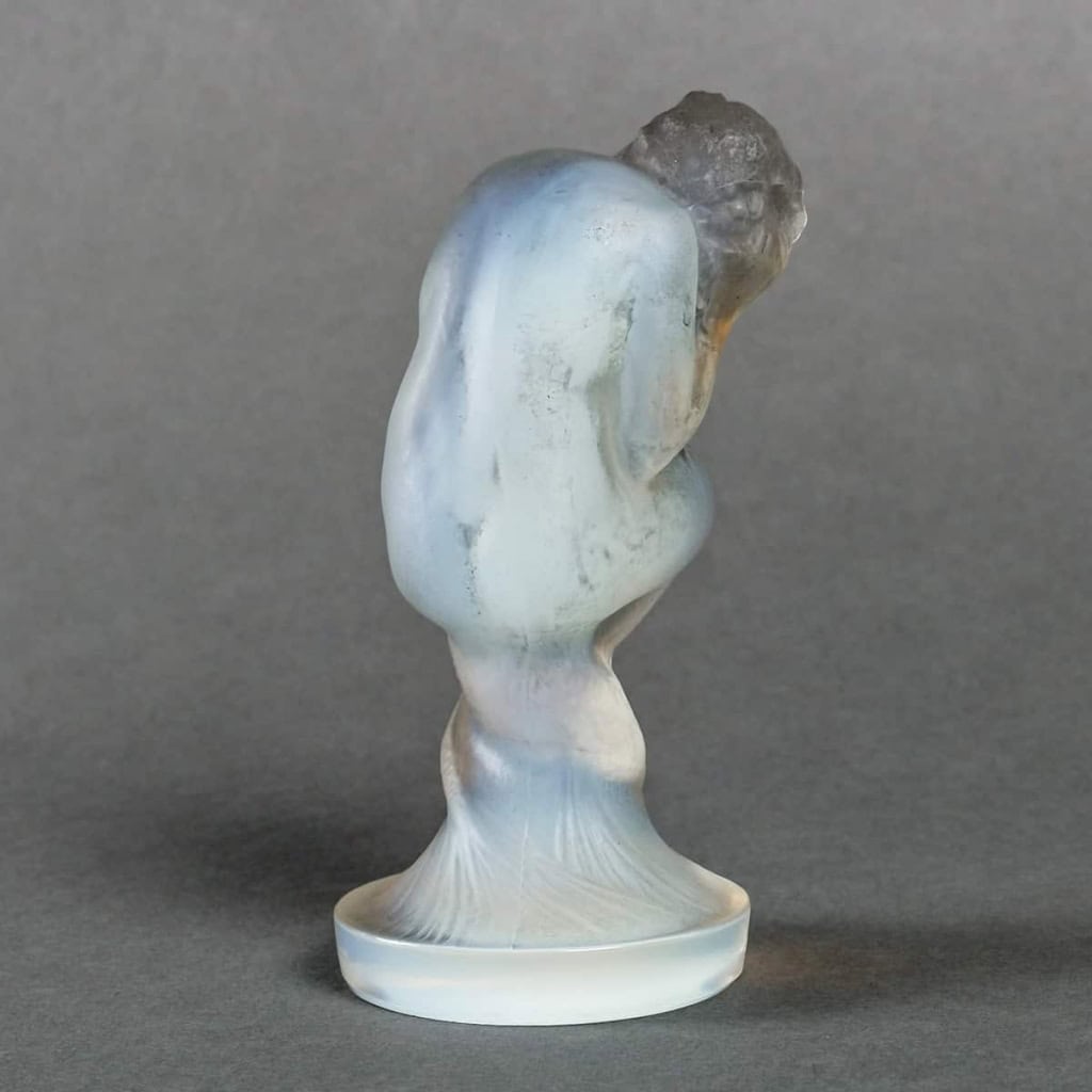Mascotte Automobile Statuette « Sirène » verre opalescent patiné gris de René LALIQUE | Biron Mascotte Automobile Statuette "Sirène" verre opalescent patiné gris de René LALIQUE