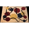 Tapis contemporain rectangulaire à décor géométrique en laine fait tissé à la main. | Biron Tapis contemporain rectangulaire à décor géométrique en laine fait tissé à la main.