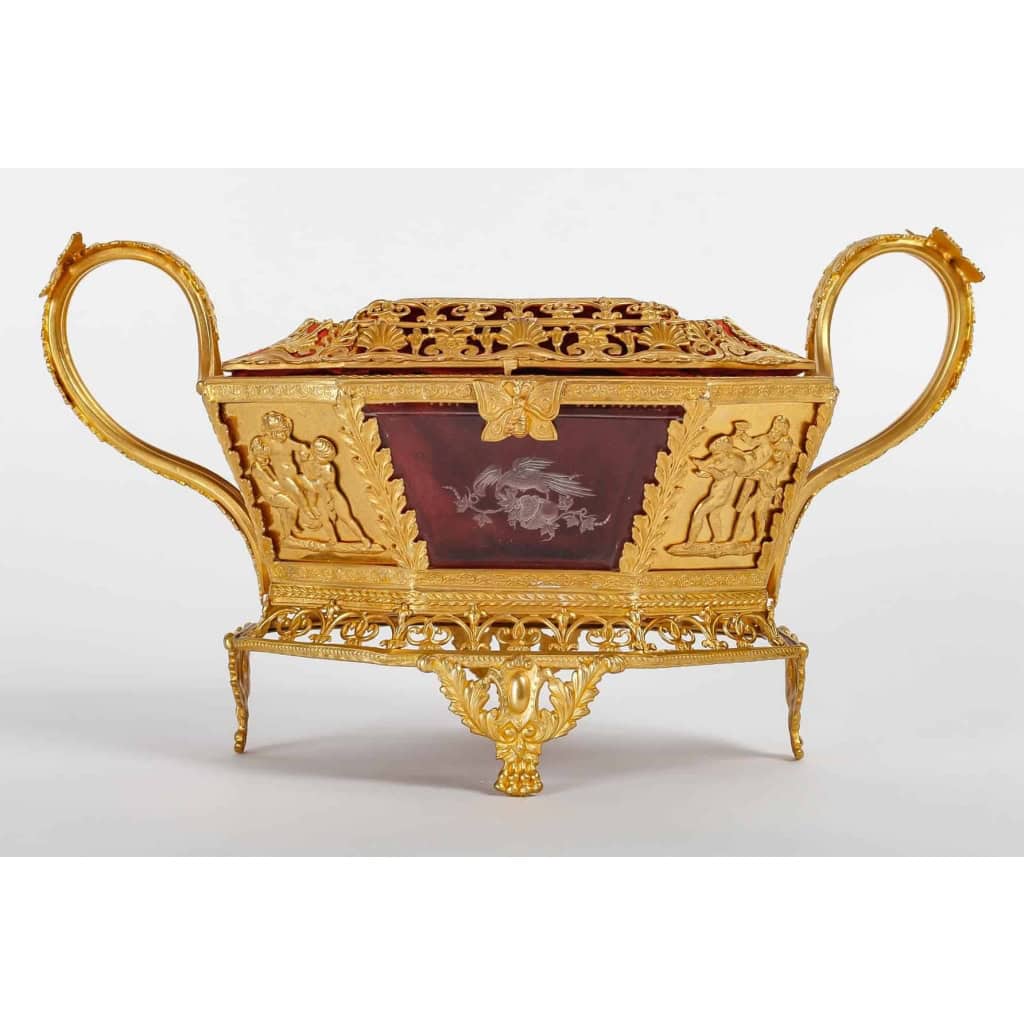 Un coffret en cristal gravé et ornementation en bronze doré fin XIXème siècle | Biron ||||||||||||