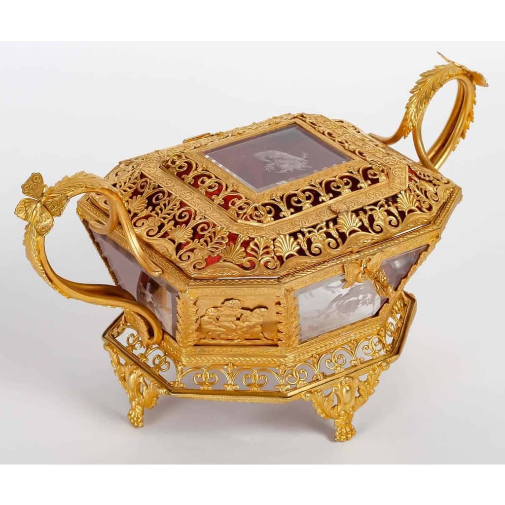 Un coffret en cristal gravé et ornementation en bronze doré fin XIXème siècle | Biron Un coffret en cristal gravé et ornementation en bronze doré fin XIXème siècle