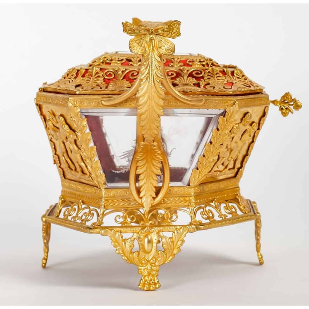 Un coffret en cristal gravé et ornementation en bronze doré fin XIXème siècle | Biron Un coffret en cristal gravé et ornementation en bronze doré fin XIXème siècle