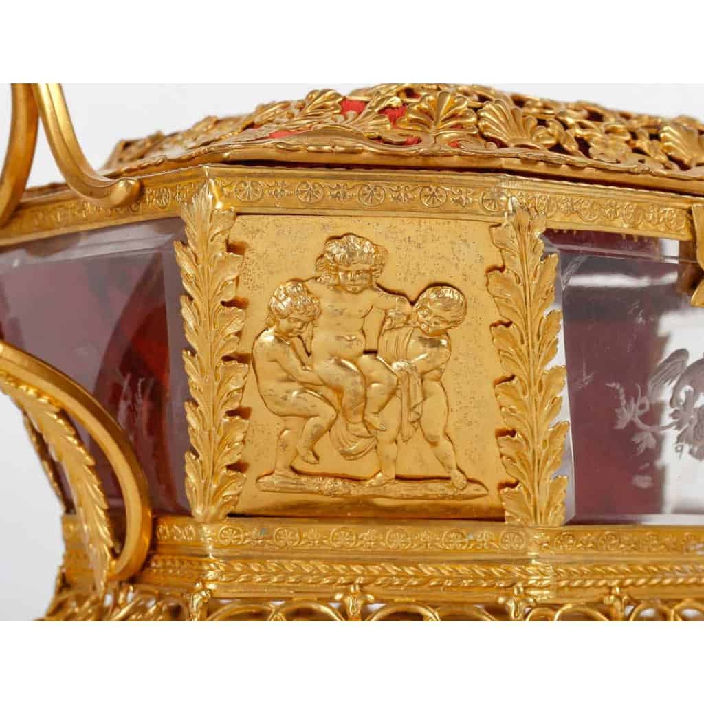 Un coffret en cristal gravé et ornementation en bronze doré fin XIXème siècle | Biron Un coffret en cristal gravé et ornementation en bronze doré fin XIXème siècle
