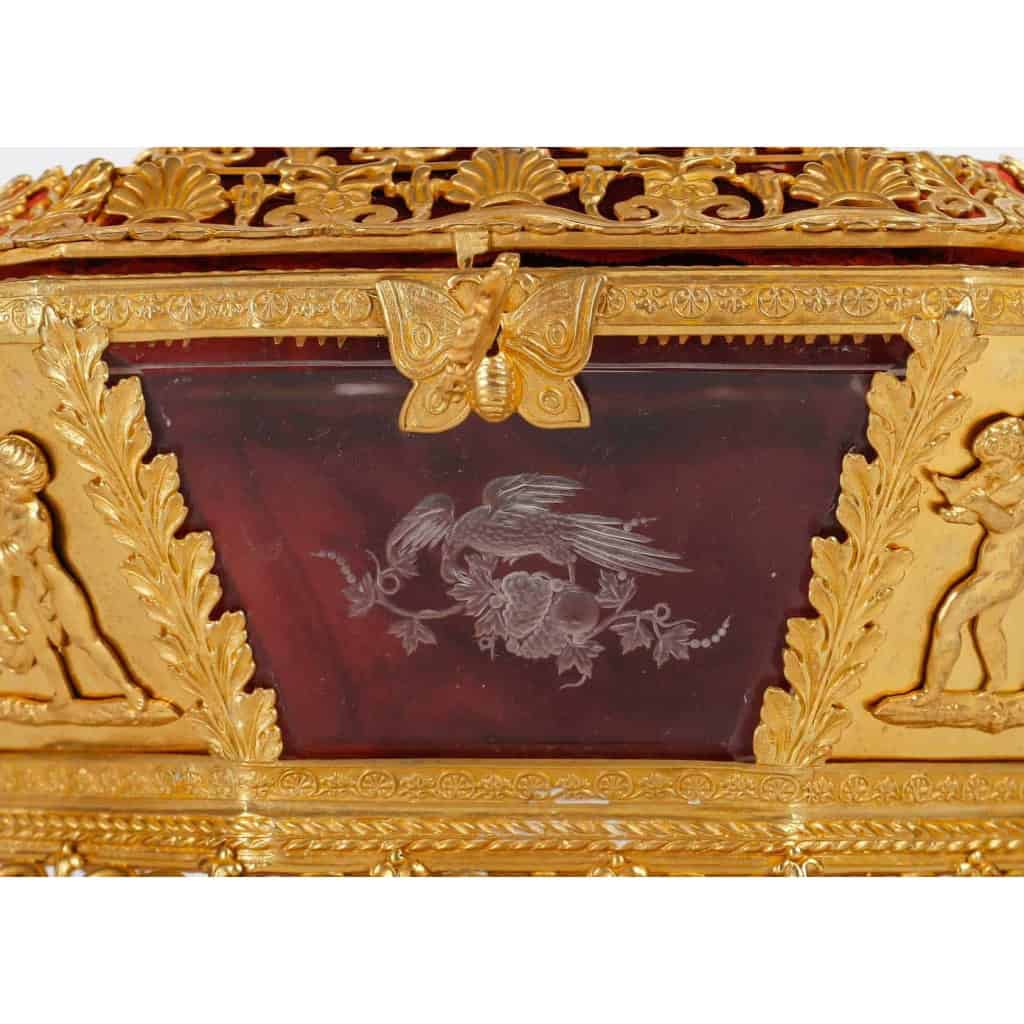 Un coffret en cristal gravé et ornementation en bronze doré fin XIXème siècle | Biron Un coffret en cristal gravé et ornementation en bronze doré fin XIXème siècle