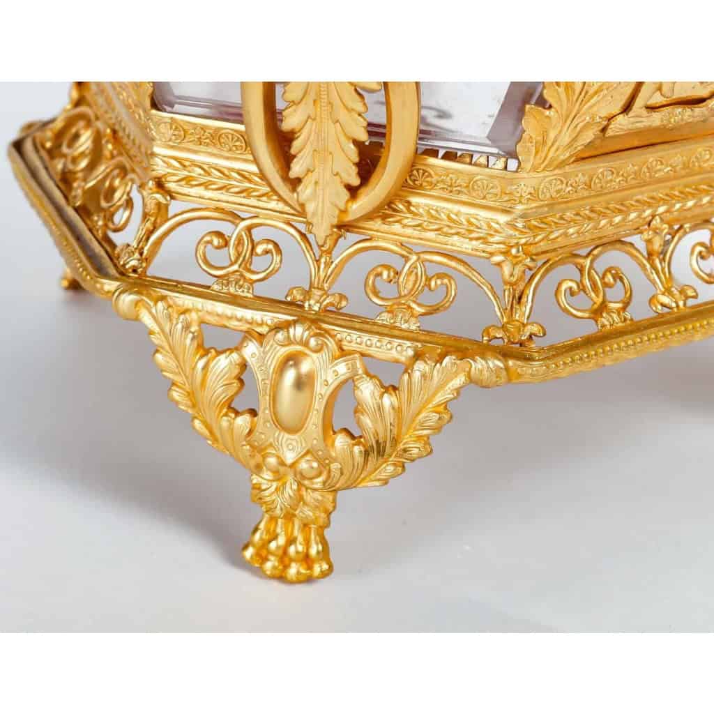 Un coffret en cristal gravé et ornementation en bronze doré fin XIXème siècle | Biron Un coffret en cristal gravé et ornementation en bronze doré fin XIXème siècle