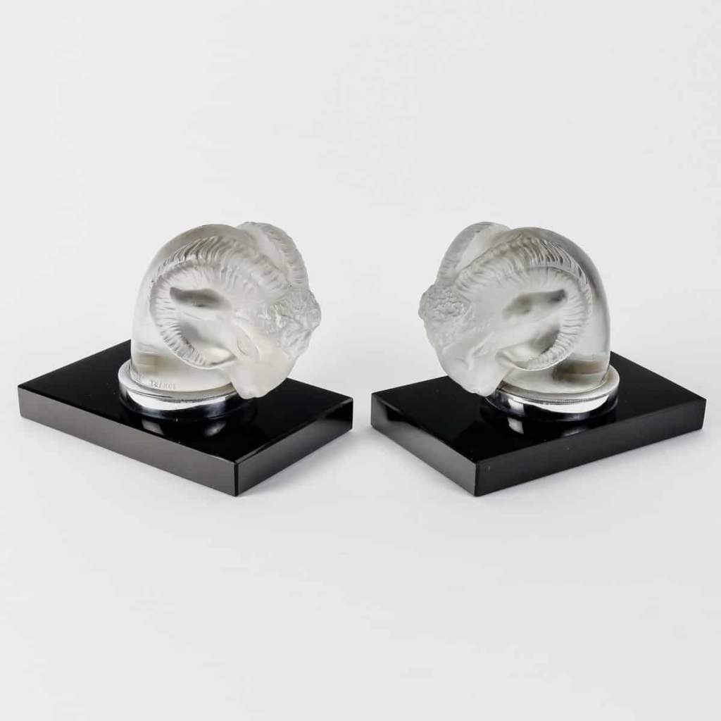 Paire de Serre-Livres Mascottes Automobile « Tête de Bélier » verre blanc de René LALIQUE | Biron Paire de Serre-Livres Mascottes Automobile "Tête de Bélier" verre blanc de René LALIQUE