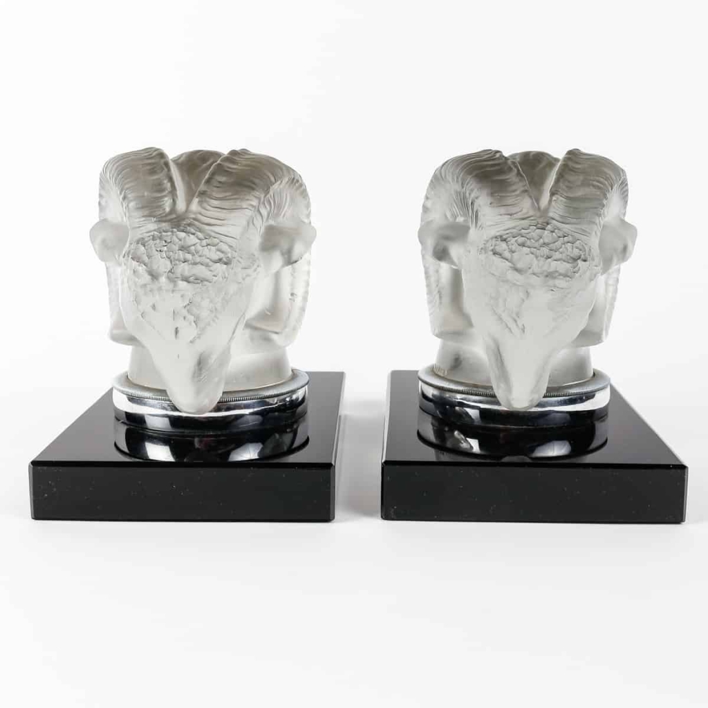 Paire de Serre-Livres Mascottes Automobile « Tête de Bélier » verre blanc de René LALIQUE | Biron Paire de Serre-Livres Mascottes Automobile "Tête de Bélier" verre blanc de René LALIQUE