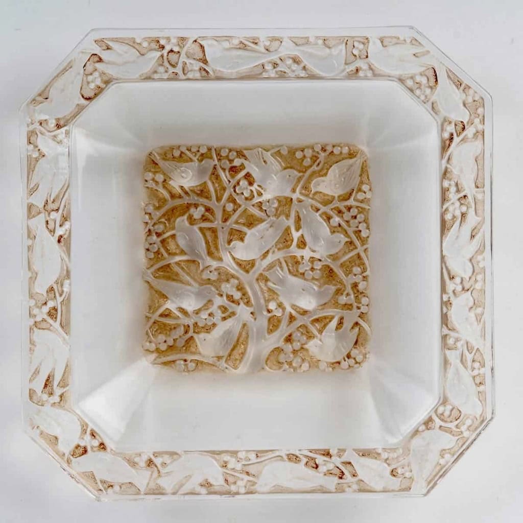 Cendrier « Anna » verre blanc patiné sépia de René LALIQUE | Biron Cendrier "Anna" verre blanc patiné sépia de René LALIQUE