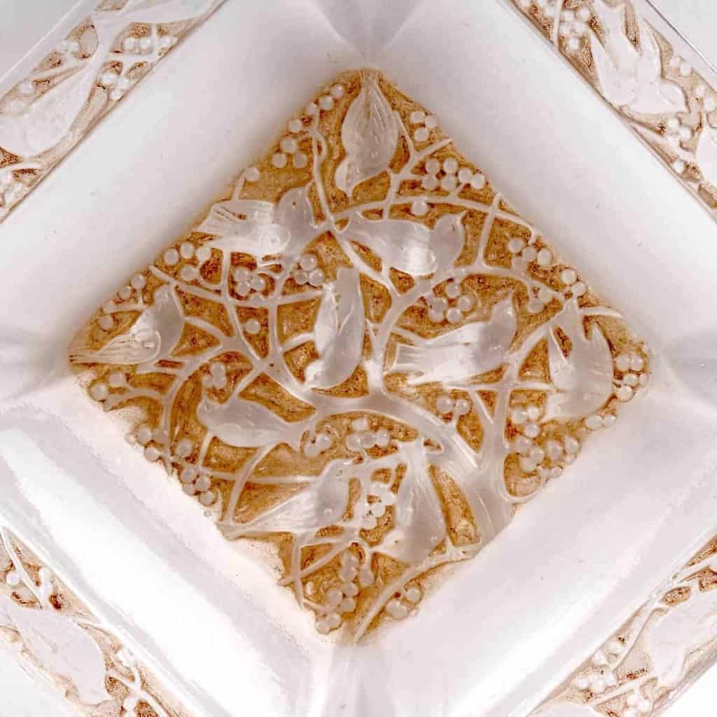 Cendrier « Anna » verre blanc patiné sépia de René LALIQUE | Biron Cendrier "Anna" verre blanc patiné sépia de René LALIQUE