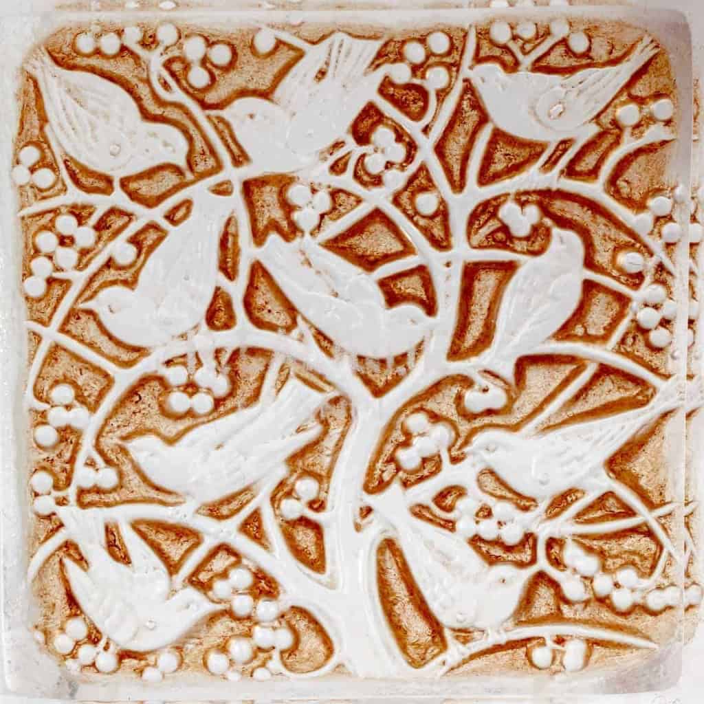 Cendrier « Anna » verre blanc patiné sépia de René LALIQUE | Biron Cendrier "Anna" verre blanc patiné sépia de René LALIQUE