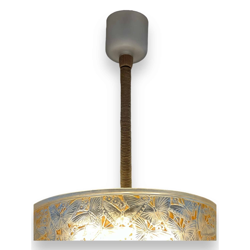 Suspension Plafonnier Lustre « Papillons » verre blanc patiné sépia de René LALIQUE | Biron Suspension Plafonnier Lustre "Papillons" verre blanc patiné sépia de René LALIQUE