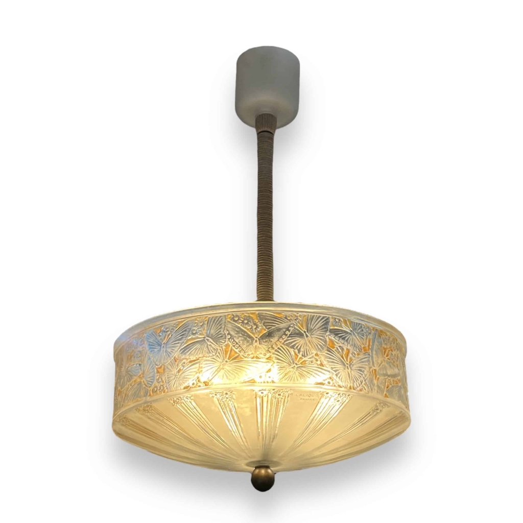 Suspension Plafonnier Lustre « Papillons » verre blanc patiné sépia de René LALIQUE | Biron Suspension Plafonnier Lustre "Papillons" verre blanc patiné sépia de René LALIQUE