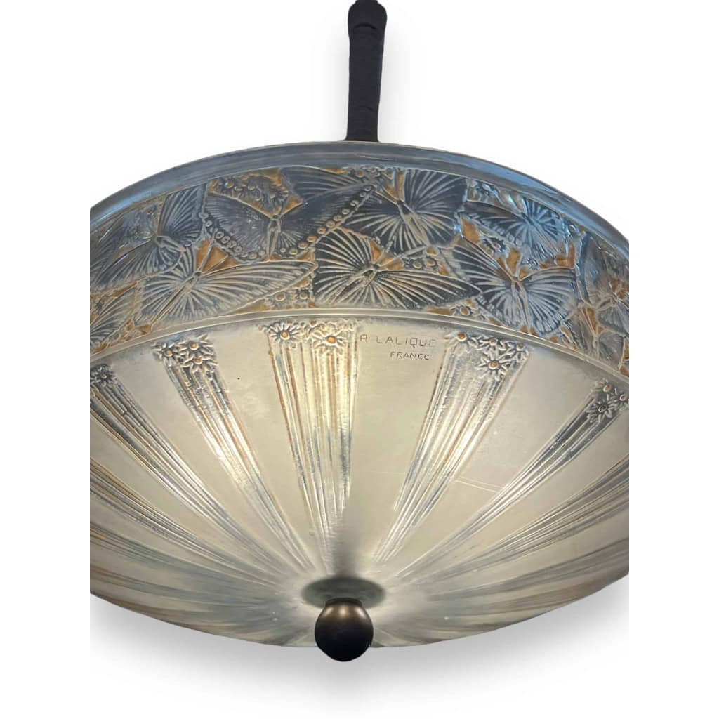 Suspension Plafonnier Lustre « Papillons » verre blanc patiné sépia de René LALIQUE | Biron Suspension Plafonnier Lustre "Papillons" verre blanc patiné sépia de René LALIQUE