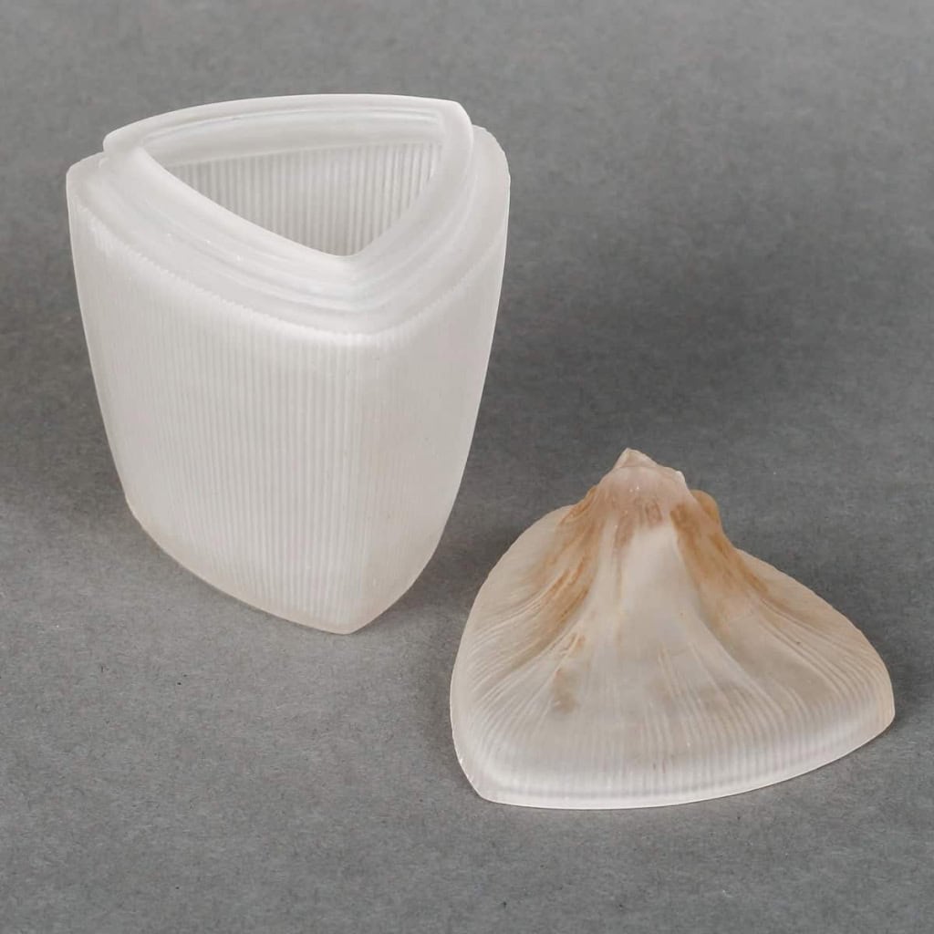 Boîte « Tête de Femme » verre blanc patiné sépia de René LALIQUE pour Coty | Biron Boîte "Tête de Femme" verre blanc patiné sépia de René LALIQUE pour Coty