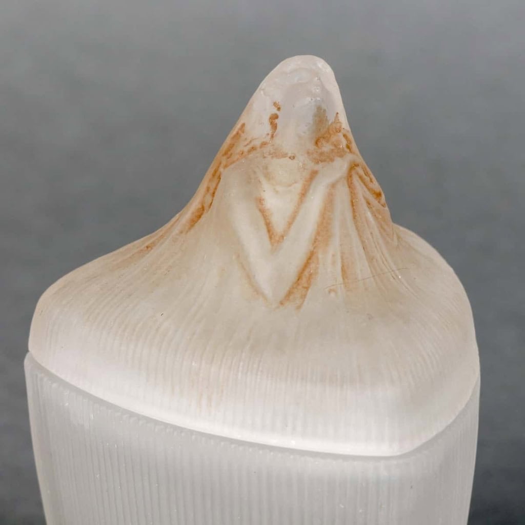 Boîte « Tête de Femme » verre blanc patiné sépia de René LALIQUE pour Coty | Biron Boîte "Tête de Femme" verre blanc patiné sépia de René LALIQUE pour Coty