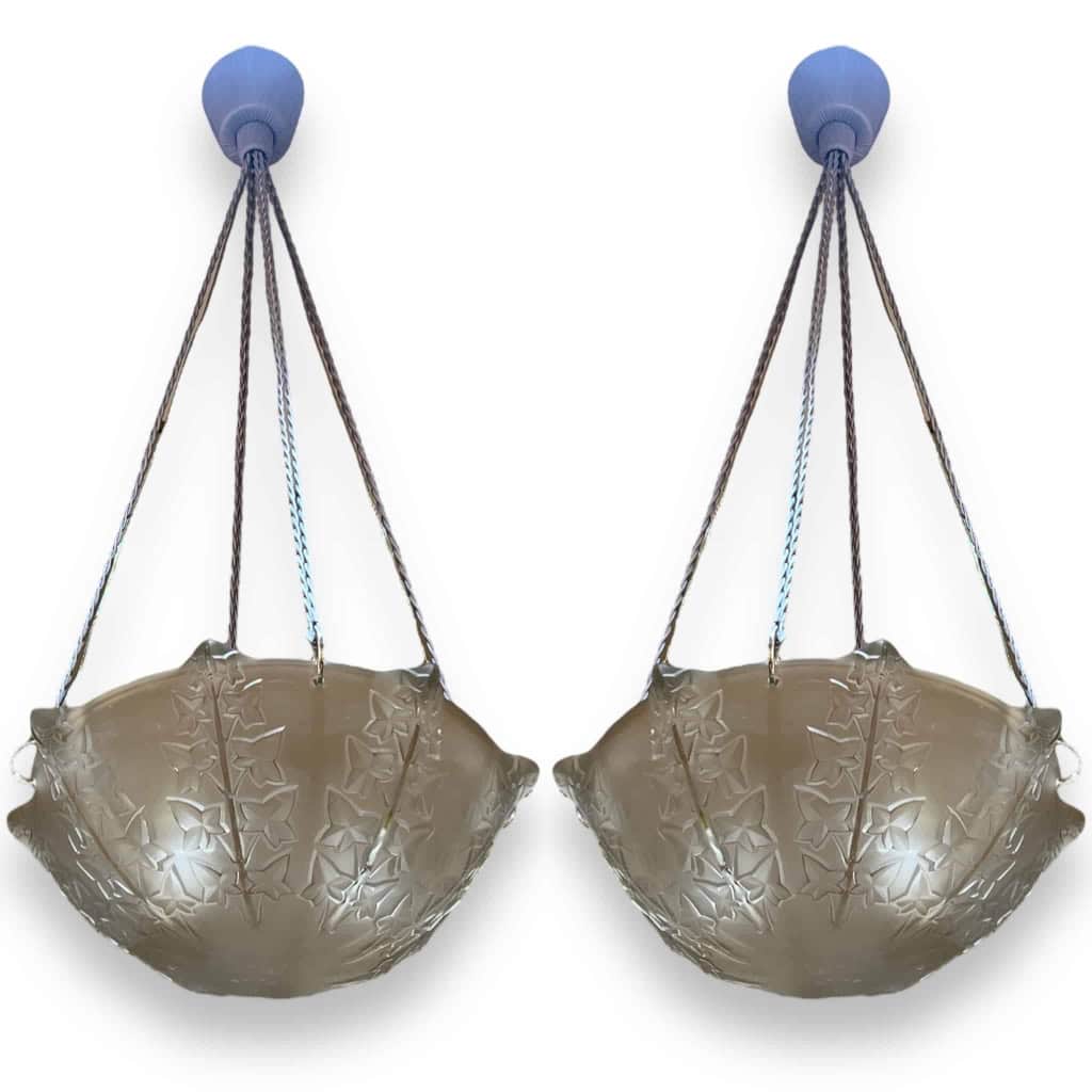 Paire de Suspensions Plafonniers Lustres « Lierre » verre blanc de René LALIQUE | Biron Paire de Suspensions Plafonniers Lustres "Lierre" verre blanc de René LALIQUE