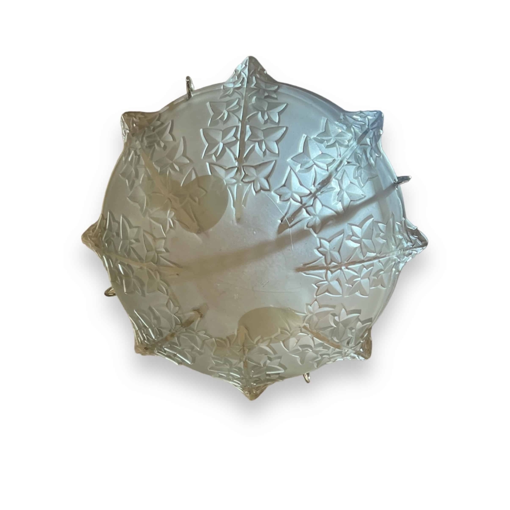Paire de Suspensions Plafonniers Lustres « Lierre » verre blanc de René LALIQUE | Biron Paire de Suspensions Plafonniers Lustres "Lierre" verre blanc de René LALIQUE