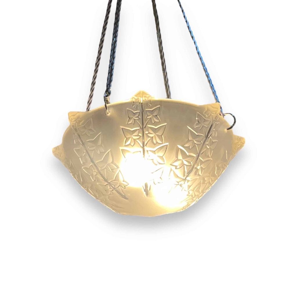 Paire de Suspensions Plafonniers Lustres « Lierre » verre blanc de René LALIQUE | Biron Paire de Suspensions Plafonniers Lustres "Lierre" verre blanc de René LALIQUE