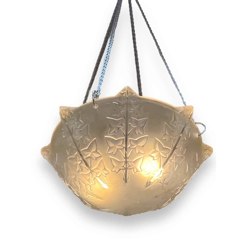 Paire de Suspensions Plafonniers Lustres « Lierre » verre blanc de René LALIQUE | Biron Paire de Suspensions Plafonniers Lustres "Lierre" verre blanc de René LALIQUE
