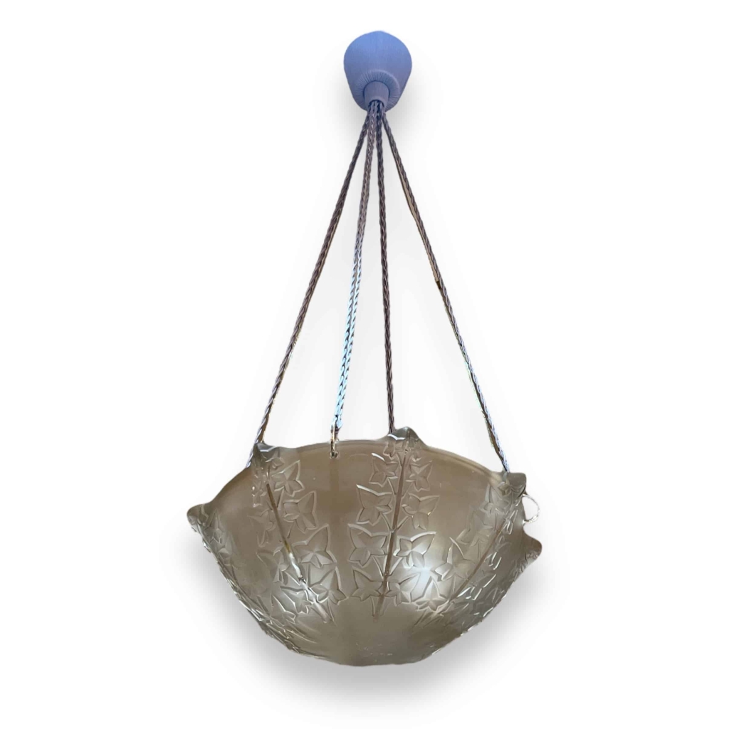 Paire de Suspensions Plafonniers Lustres « Lierre » verre blanc de René LALIQUE | Biron Paire de Suspensions Plafonniers Lustres "Lierre" verre blanc de René LALIQUE