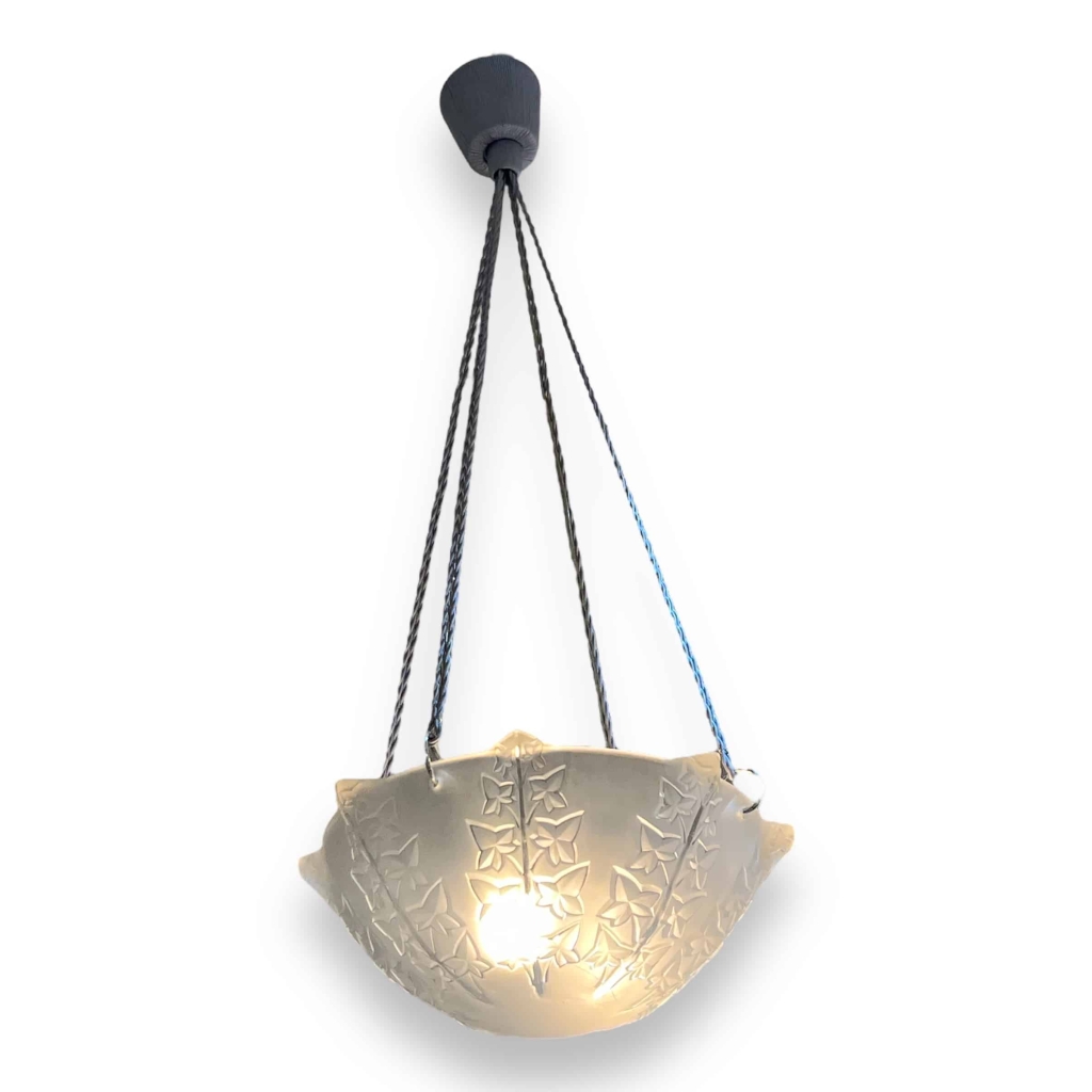 Paire de Suspensions Plafonniers Lustres « Lierre » verre blanc de René LALIQUE | Biron Paire de Suspensions Plafonniers Lustres "Lierre" verre blanc de René LALIQUE