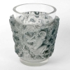 Vase « Bacchus » verre blanc patiné bleu de René LALIQUE | Biron Vase "Bacchus" verre blanc patiné bleu de René LALIQUE