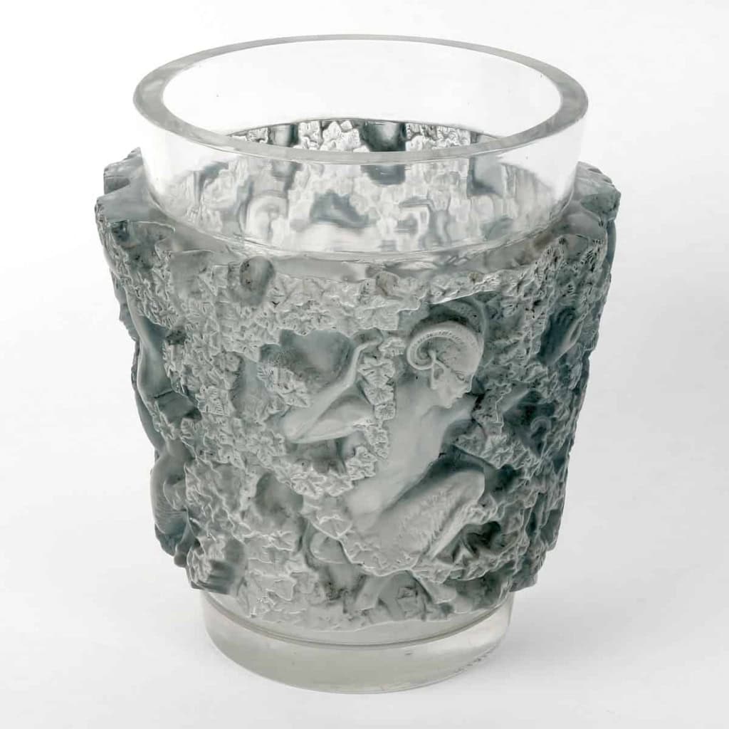 Vase « Bacchus » verre blanc patiné bleu de René LALIQUE | Biron Vase "Bacchus" verre blanc patiné bleu de René LALIQUE