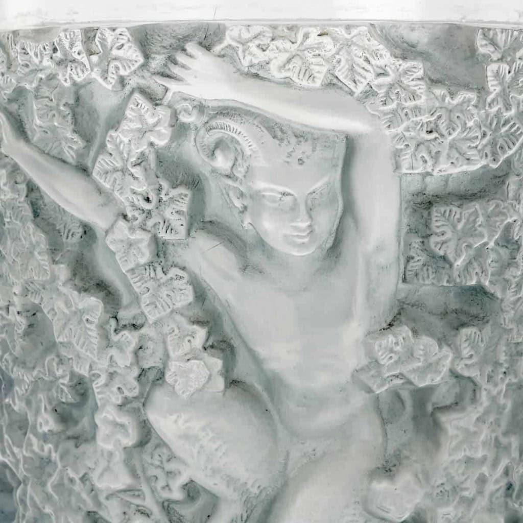 Vase « Bacchus » verre blanc patiné bleu de René LALIQUE | Biron Vase "Bacchus" verre blanc patiné bleu de René LALIQUE