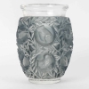 Vase « Bagatelle » verre blanc patiné bleu de René LALIQUE | Biron Vase "Bagatelle" verre blanc patiné bleu de René LALIQUE
