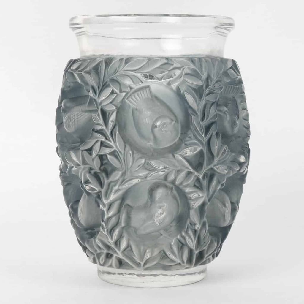 Vase « Bagatelle » verre blanc patiné bleu de René LALIQUE | Biron Vase "Bagatelle" verre blanc patiné bleu de René LALIQUE