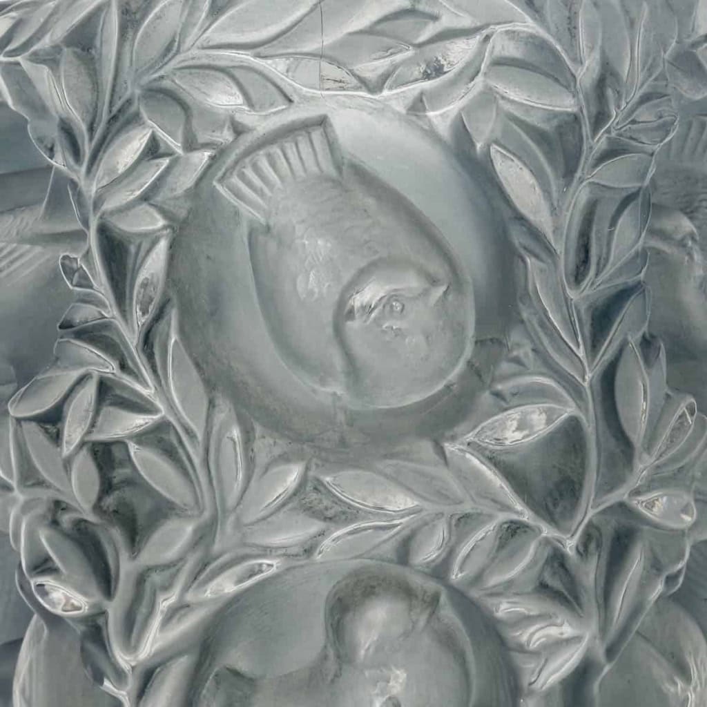 Vase « Bagatelle » verre blanc patiné bleu de René LALIQUE | Biron Vase "Bagatelle" verre blanc patiné bleu de René LALIQUE