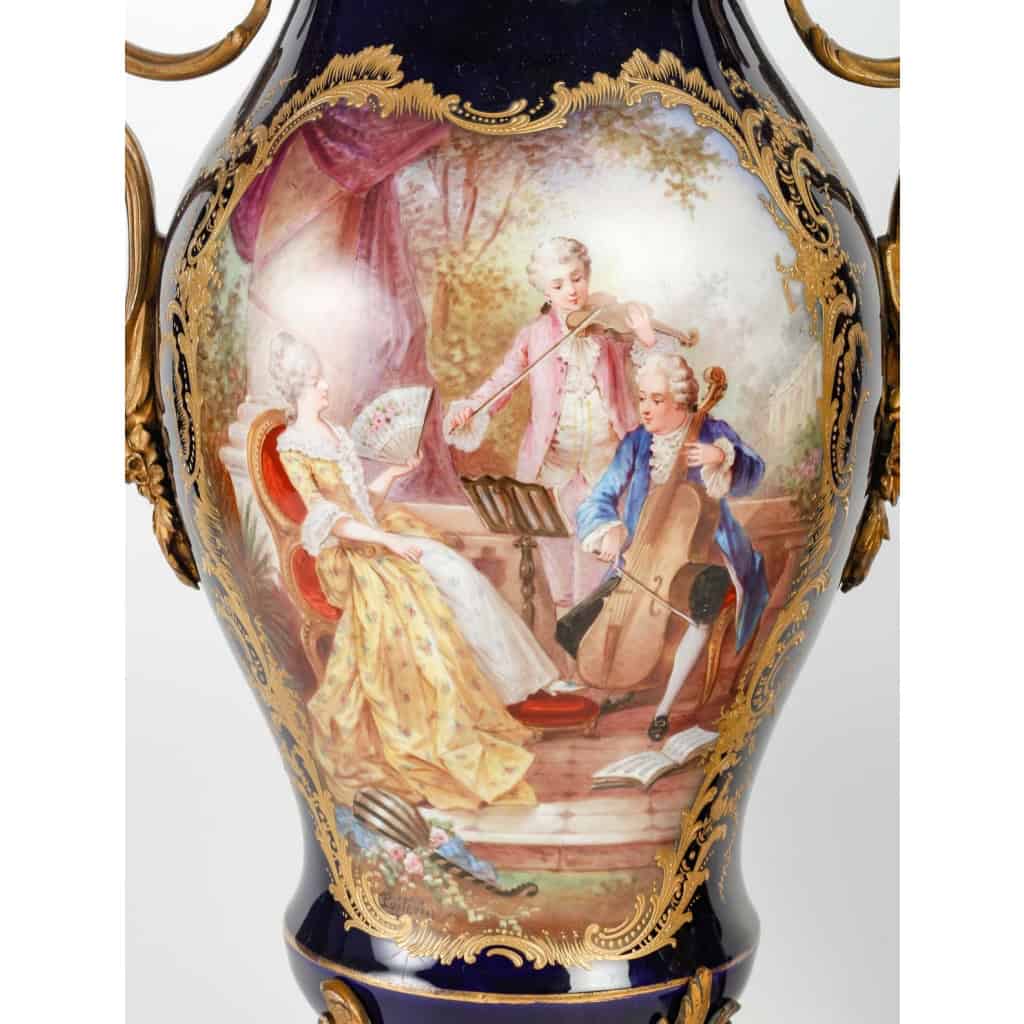 Paire de vases en porcelaine du XIXème siècle, époque Napoléon III