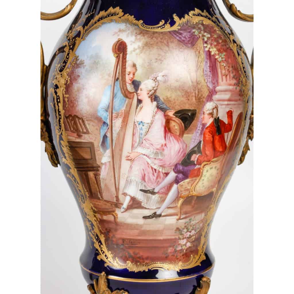 Paire de vases en porcelaine du XIXème siècle, époque Napoléon III