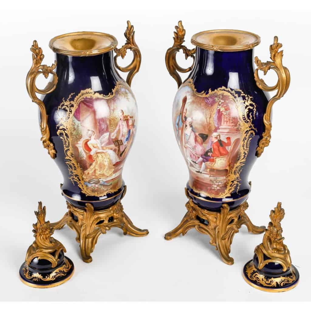 Paire de vases en porcelaine du XIXème siècle, époque Napoléon III