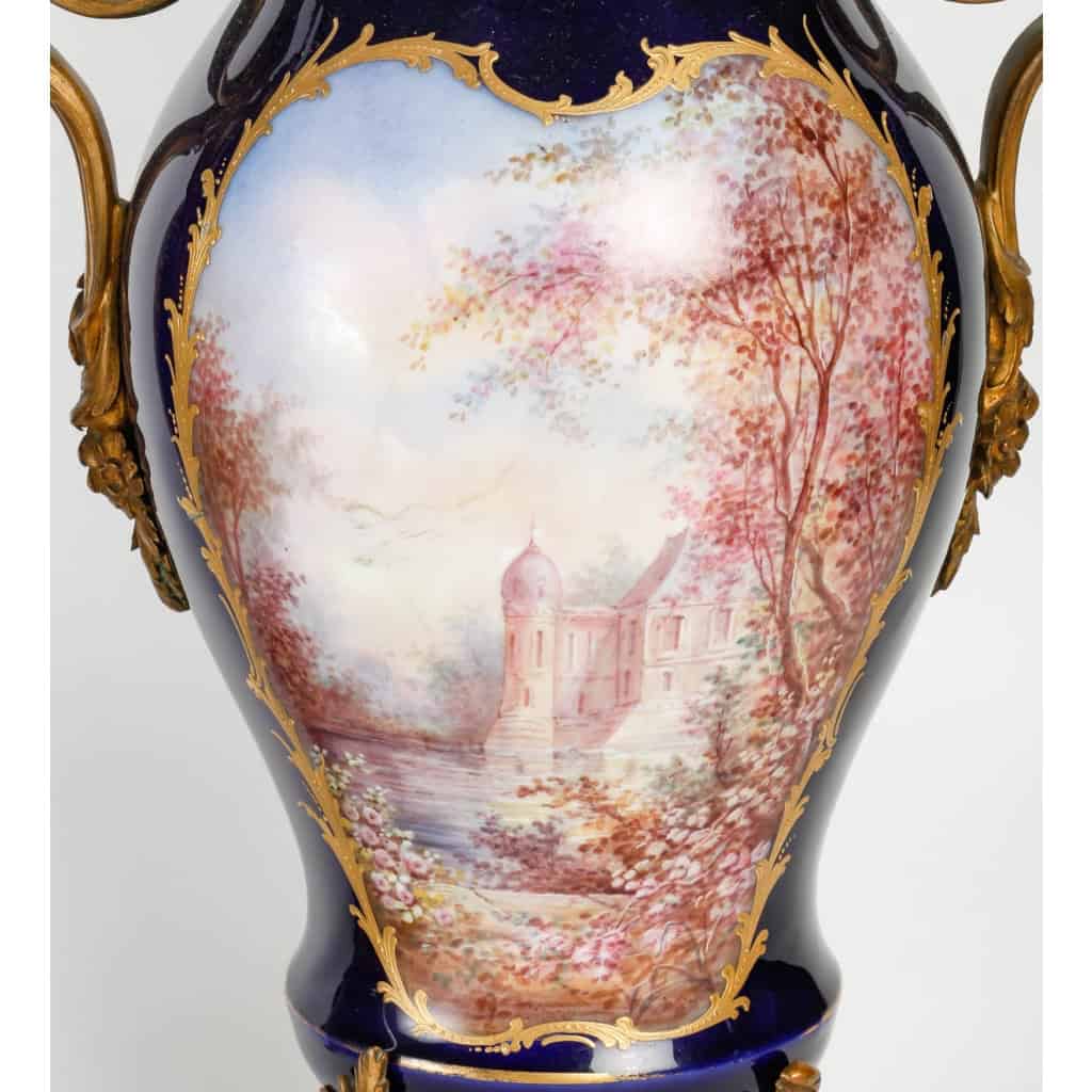 Paire de vases en porcelaine du XIXème siècle, époque Napoléon III