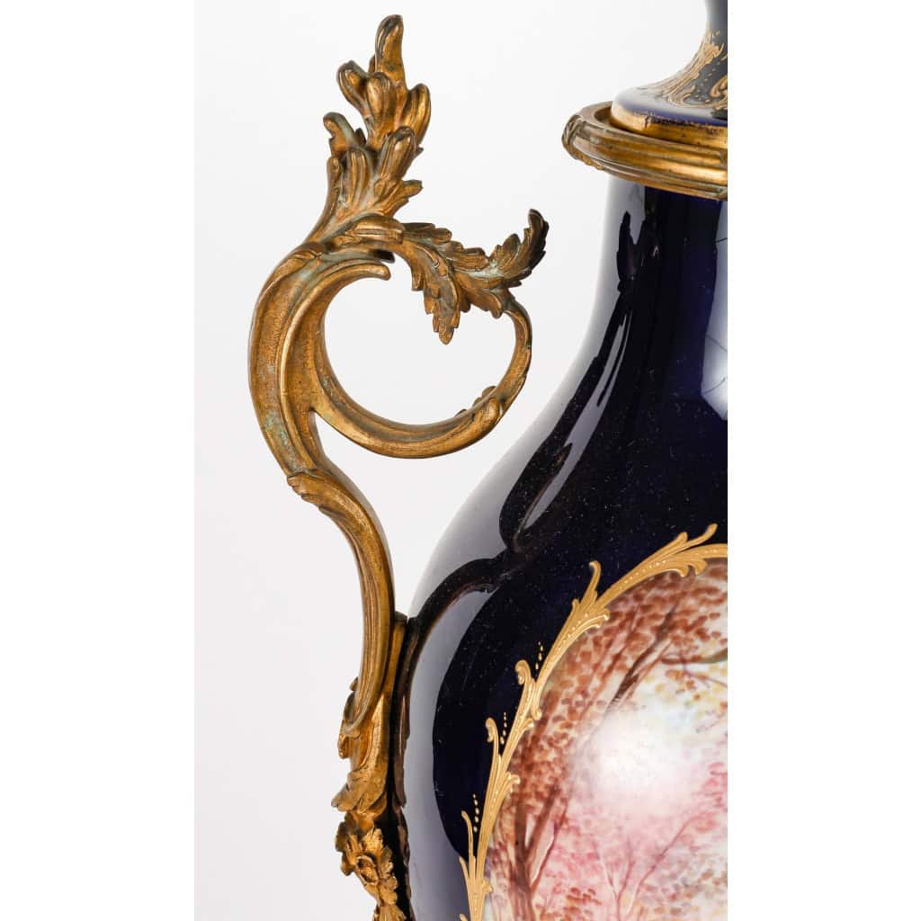 Paire de vases en porcelaine du XIXème siècle, époque Napoléon III