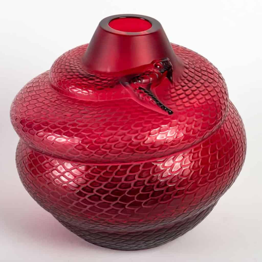 Vase « Serpent » cristal rouge de LALIQUE FRANCE | Biron Vase "Serpent" cristal rouge de LALIQUE FRANCE